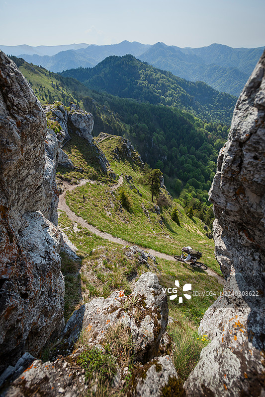 年轻男子在流畅的赛道上骑山地自行车图片素材