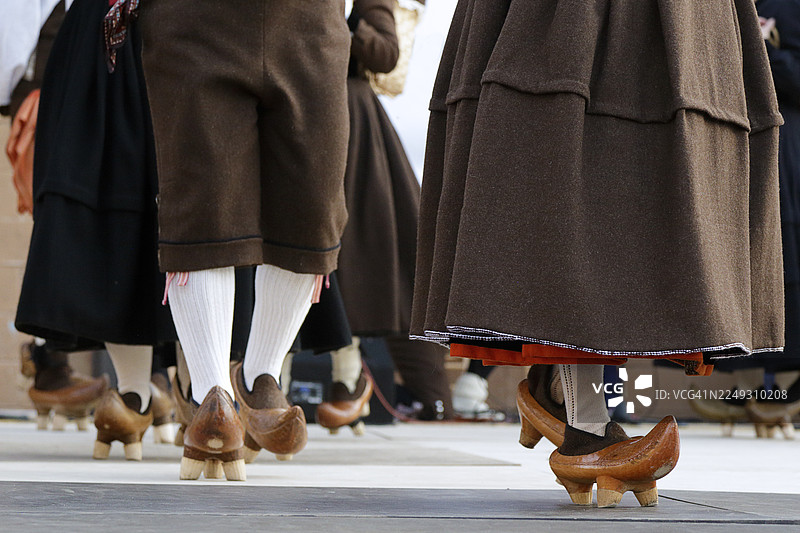 西班牙坎塔布里亚雷诺萨的民间服饰图片素材