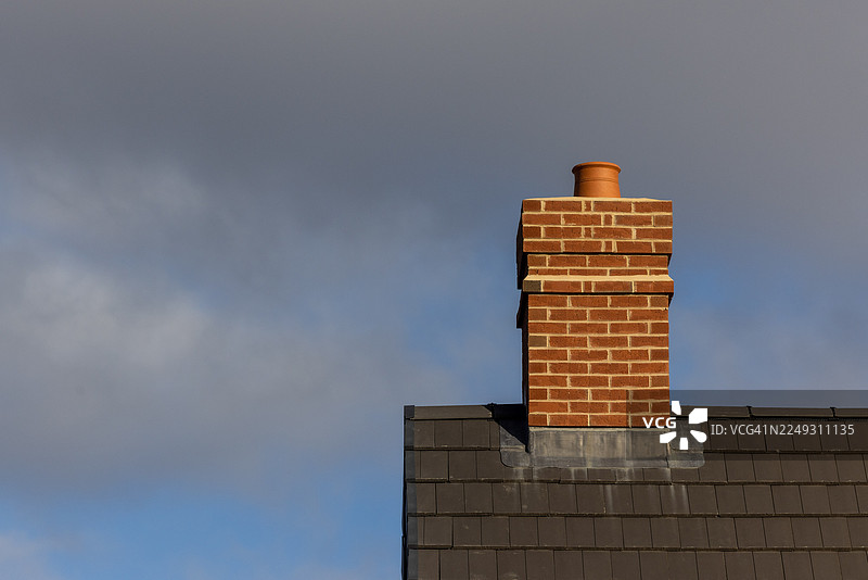 居民楼屋顶上的烟囱图片素材