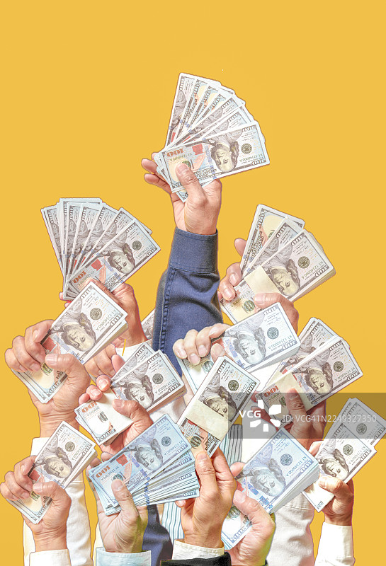 美元钞票在商人的手中，留有复制空间图片素材