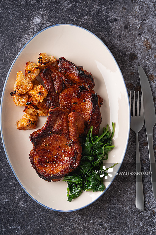 香煎猪排配蔬菜图片素材