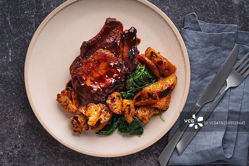 香煎猪排配蔬菜图片素材