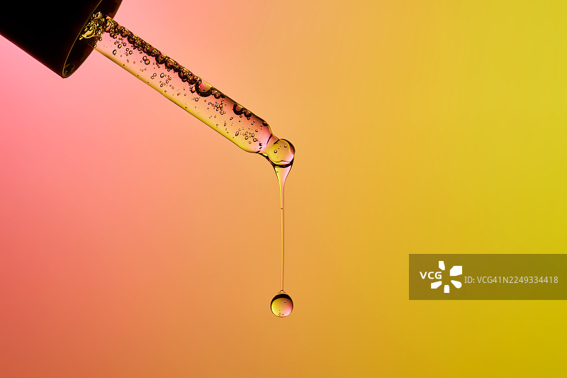 滴管中滴落的精华液用于护肤图片素材