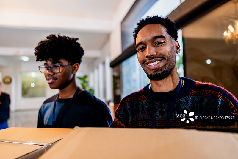 参与社区捐赠活动的年轻男子肖像图片素材