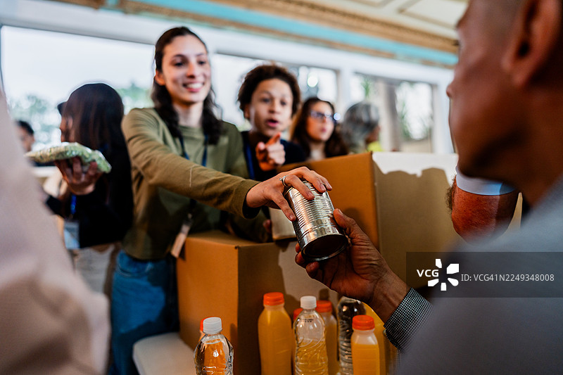 志愿者组织食物捐赠活动图片素材