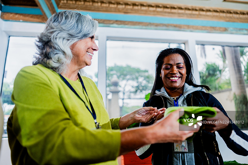 社区志愿者在捐赠活动中整理衣物图片素材