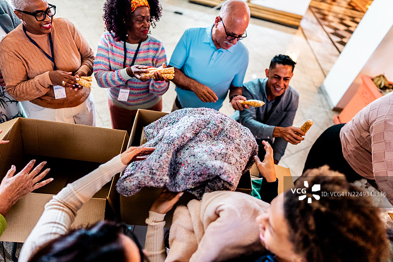 志愿者在社区服务中整理捐赠物品图片素材