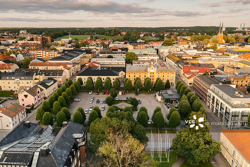 黄昏时分，俯瞰城市内部，停车场被树木环绕。图片素材