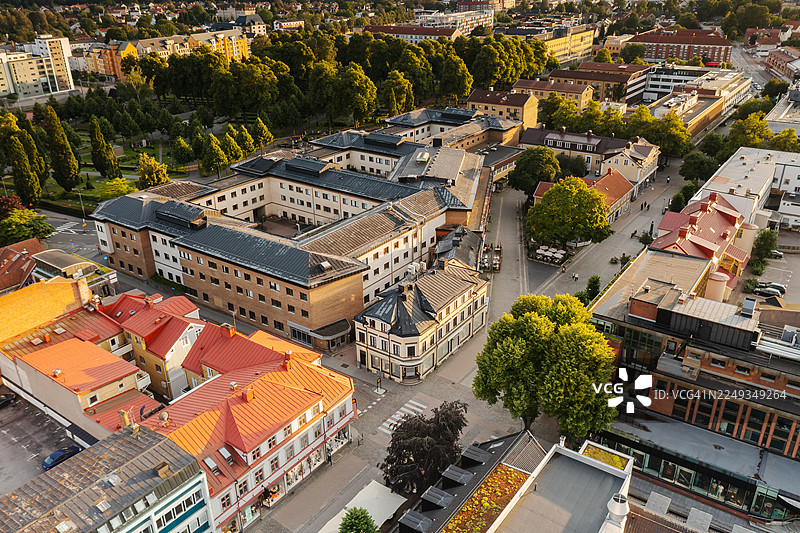 从空中俯瞰，一座内城，一条步行街，在黄昏时分。图片素材