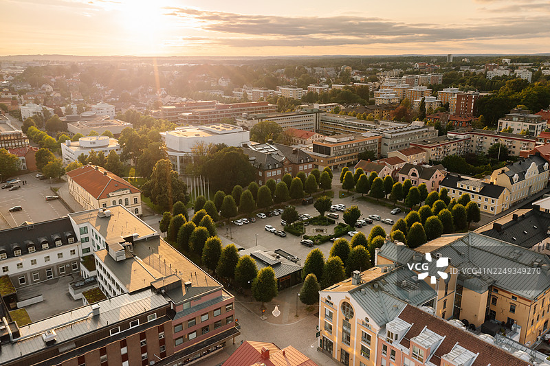 日落时分，城市背光下的航拍景象。图片素材