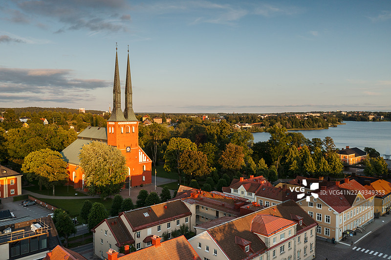 湖边城镇的鸟瞰图，教堂的塔楼格外醒目。图片素材