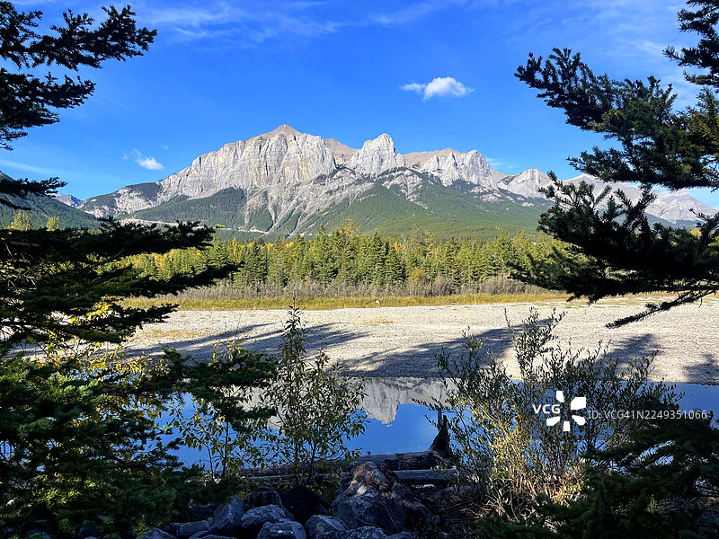 加拿大坎莫尔弓河图片素材