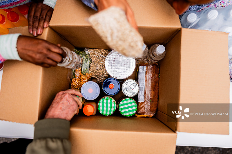 志愿者们正在打包食物捐赠箱图片素材