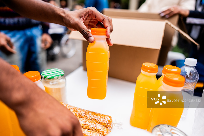 志愿者准备食物捐赠和橙汁图片素材