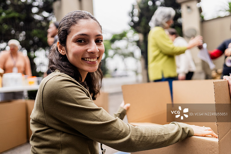参与社区捐赠活动的年轻女子肖像图片素材