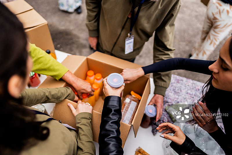 志愿者们为社区支持分拣食物捐赠——特写图片素材