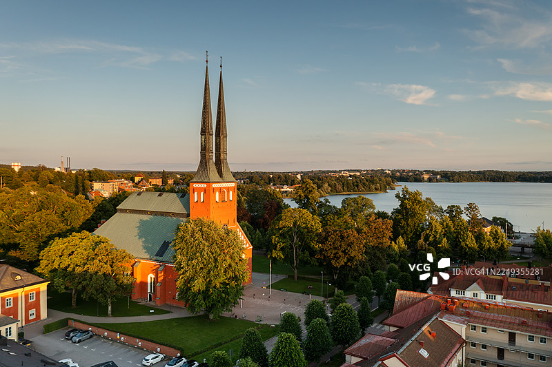 湖边小镇的空中视角，教堂的塔楼格外醒目。图片素材