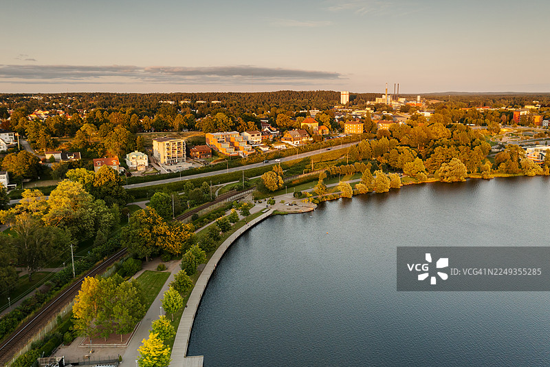 城市郊区航拍，铁轨和沿水公路图片素材