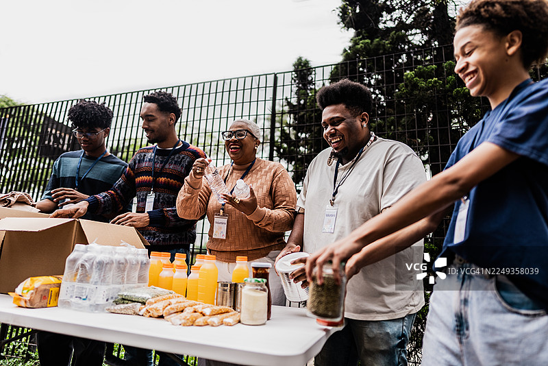 热情的志愿者在社区服务中分拣捐赠品图片素材