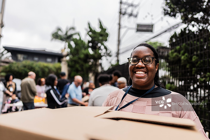 中年女性参与社区捐赠活动的肖像图片素材