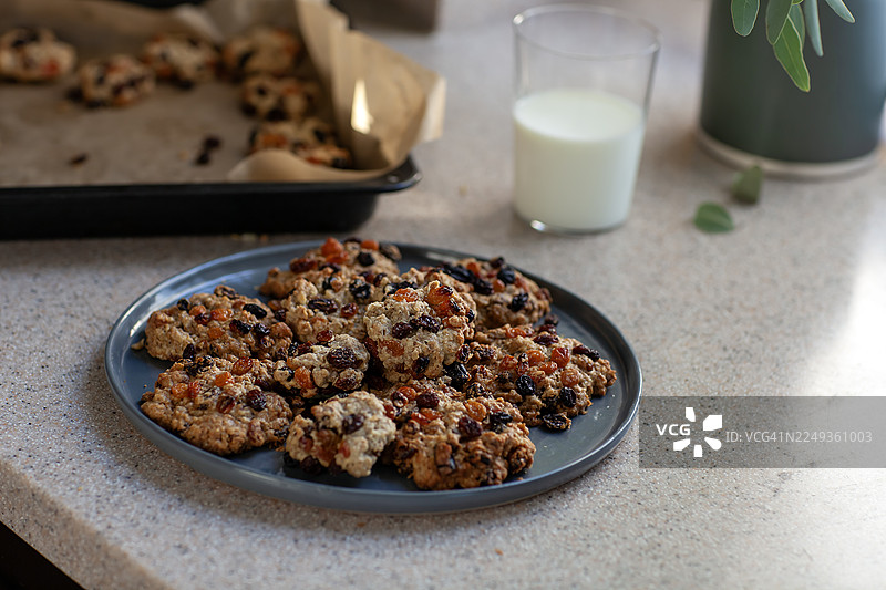 燕麦饼干配蔓越莓干和水果干图片素材