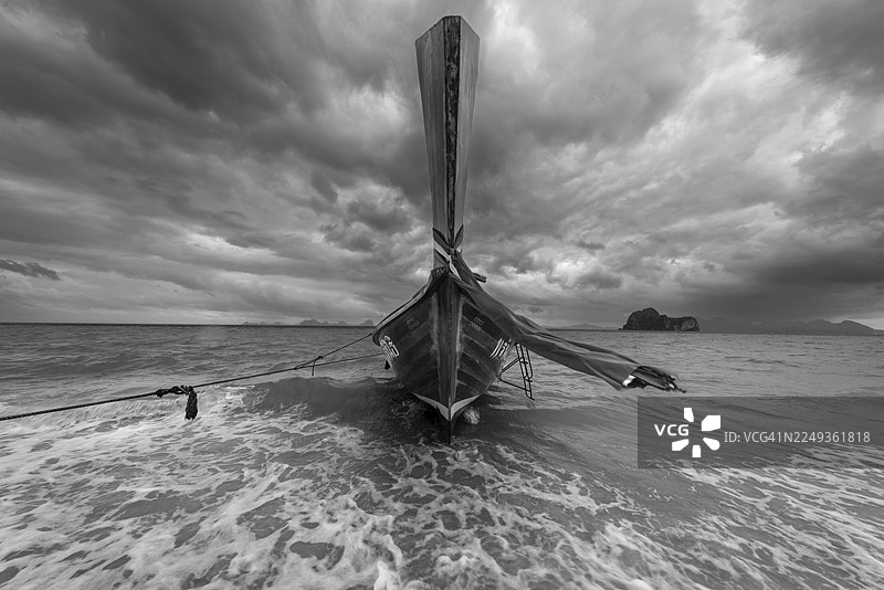 泰国南部，沙敦府，安达曼海，格岛，海滩上的长尾船，身后是乌云图片素材