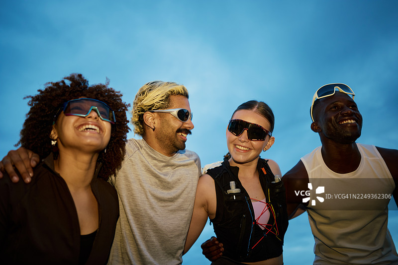 年轻多元化的朋友们一起享受社交跑步锻炼图片素材