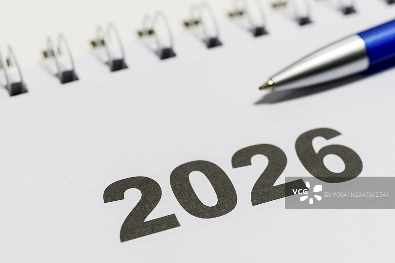 活页日历，印有2026年字样的日历页和一支蓝色铅笔图片素材