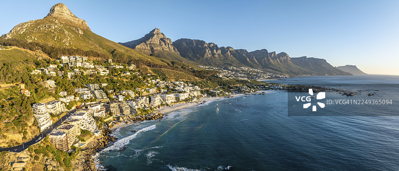 城市景观，鸟瞰图，海洋和克利夫顿海滩，坎普斯湾和狮头山，南非开普敦图片素材