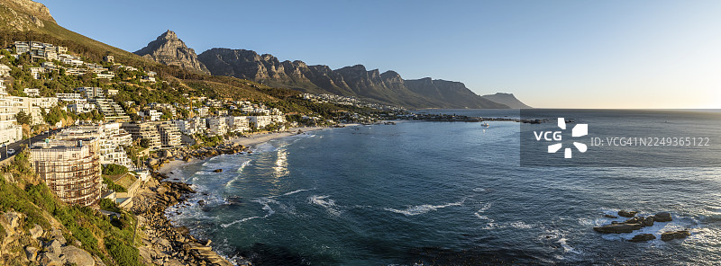 城市景观，俯瞰南非开普敦的克利夫顿海滩和海洋图片素材