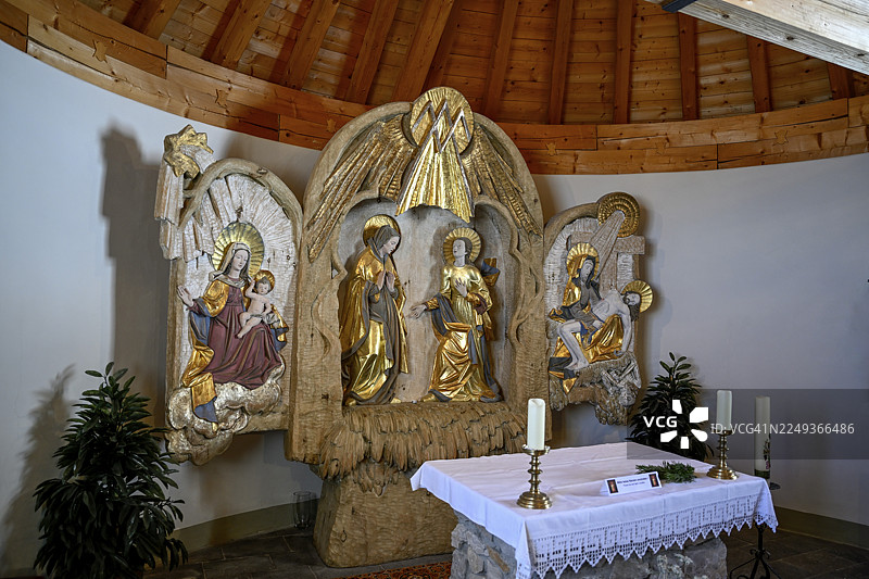 德国巴伐利亚州加米施-帕滕基兴区加尔瑙市镇的楚格峰高原上的圣母访亲教堂祭坛图片素材