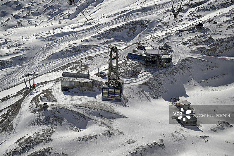 德国巴伐利亚州加米施-帕滕基兴区格赖瑙市楚格峰缆车站(海拔2962米)的冰川缆车(德方一侧)图片素材