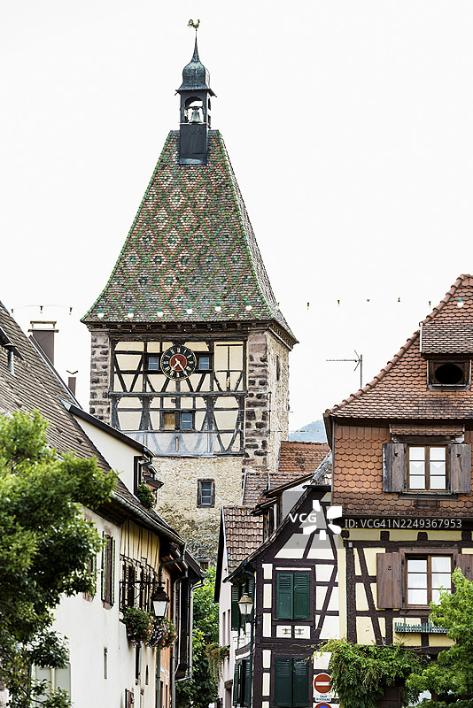 阿尔萨斯上莱茵省贝尔格海姆风景如画的村庄，拥有半木结构房屋图片素材