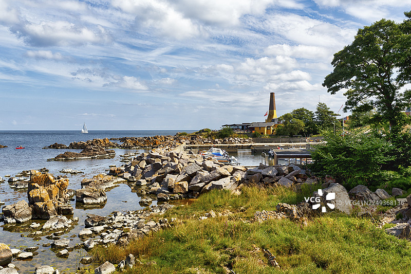 海岸边的花岗岩石和帆船，哈默克努登，阿林格，博恩霍尔姆，丹麦图片素材