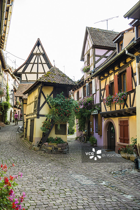风景如画的村庄，有桁架房屋，位于法国上莱茵省阿尔萨斯的埃吉桑图片素材
