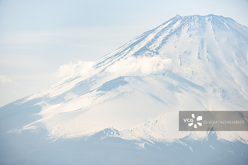 春季覆盖着白雪的富士山火山顶，大涌谷，箱根，日本图片素材