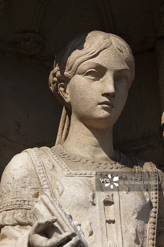 比利时布鲁塞尔大广场市政厅的雕塑图片素材