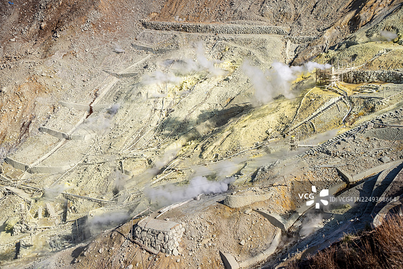 日本箱根驹岳火山大涌谷地热区的蒸汽喷气口图片素材