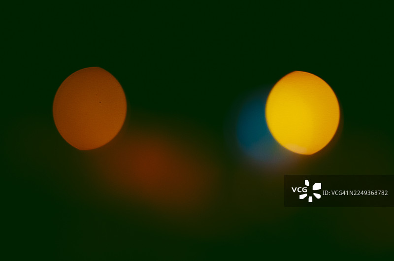 抽象的多彩虚焦光线图片素材