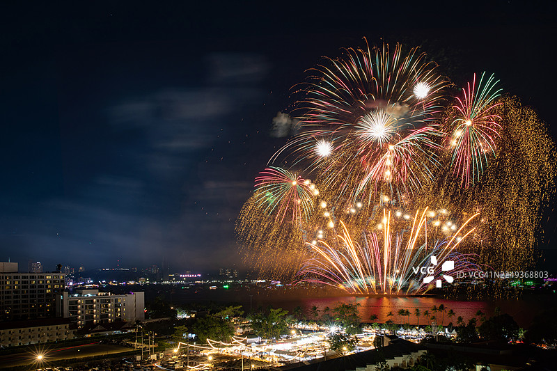 芭提雅海滩的烟花表演。图片素材