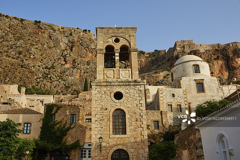 圣救赎主教堂(Elkomenos Christos)、历史钟楼及其他带大窗户的建筑,背景为岩石墙,位于希腊摩尼姆瓦西亚(Monemvasia)的摩尼姆瓦西亚(Monemvasia)、马尔瓦西亚(Malvasy)拜占庭小镇,一座岩石岛屿、堡垒,拉科尼亚(Laconia)、伯罗奔尼撒(Peloponnese)半岛。图片素材