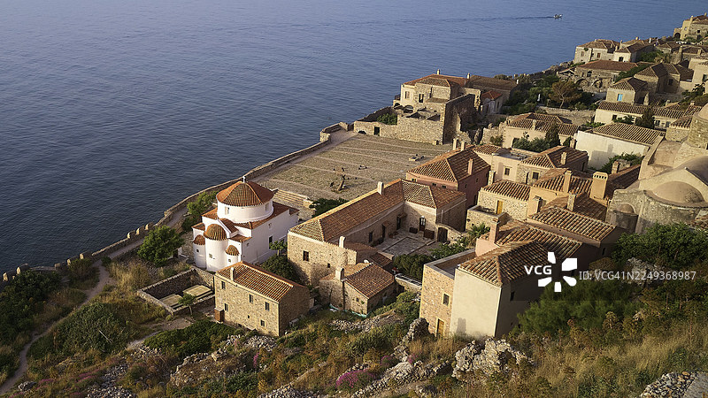 无人机视角,圣母玛利亚·克里萨菲提萨圣母教堂,历史悠久的海岸村庄,有教堂和圆顶,周围环绕着传统建筑,莫奈姆瓦夏,莫奈姆瓦西,马尔瓦西,拜占庭小镇,岩石岛,堡垒,拉科尼亚,伯罗奔尼撒半岛图片素材