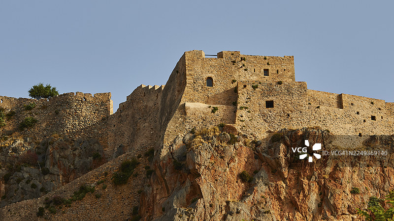 位于岩石山上的石头堡垒，拥有红褐色岩石，莫奈姆瓦夏，莫奈姆瓦夏，马尔瓦西亚，拜占庭小镇，岩石岛，堡垒，拉科尼亚，伯罗奔尼撒，半岛，希腊图片素材