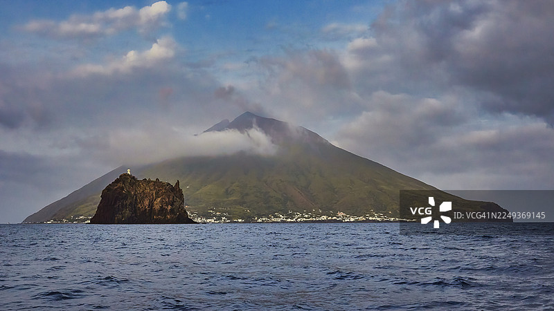 斯特龙博利岛及斯特龙博利基奥离岸小岛,这座火山岛上有风景如画的村庄,被浓密的云层和平静的海水环绕,是意大利西西里岛埃奥利群岛的一个联合国教科文组织世界遗产地。图片素材