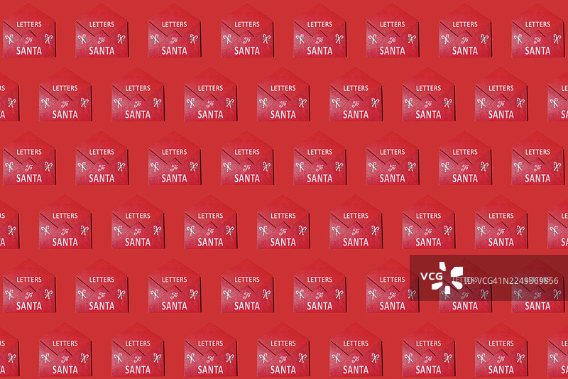 红木信件收纳架，用于存放圣诞老人信件，背景为红色。圣诞节、节日、装饰、庆祝、礼物、祝福和圣诞老人。图片素材