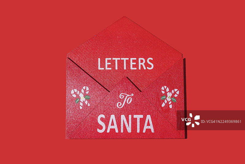 红木制圣诞老人信件收纳架，背景为红色。节日、假日、装饰、庆典、礼物、祝福和圣诞老人。图片素材