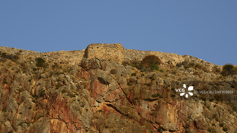 柔和的晨光,岩石顶上古老堡垒的石墙,莫奈姆瓦夏,莫奈姆瓦西亚,马尔瓦西亚,拜占庭小镇,岩石岛,堡垒,拉科尼亚,伯罗奔尼撒,半岛,希腊图片素材