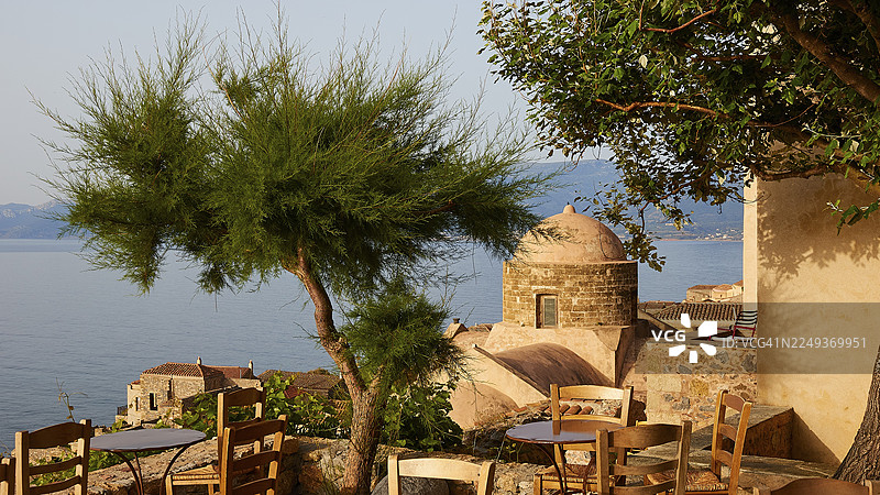 柔和的晨光，带有地中海植被的新鲜树木，以及从露台看到的爱琴海景色，莫奈姆瓦夏，莫奈姆瓦西亚，马尔瓦西，拜占庭小镇，岩石岛，城堡，拉科尼亚，伯罗奔尼撒，半岛，希腊图片素材