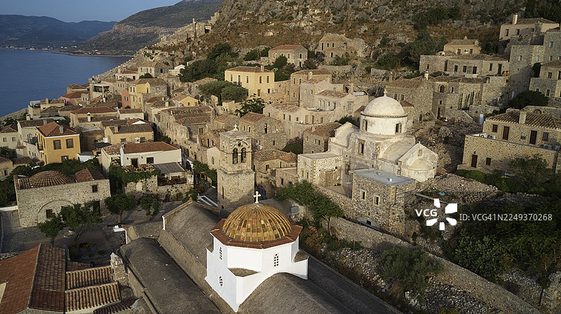 无人机视角,俯瞰海滨村庄,拥有独特的教堂圆顶和古老建筑,圣母玛利亚米尔蒂迪奥蒂萨教堂(或克里蒂基亚斯教堂),基督锁链教堂,埃尔科梅诺斯·克里斯托斯教堂,莫奈姆瓦夏,莫奈姆瓦西亚,马尔瓦西,拜图片素材