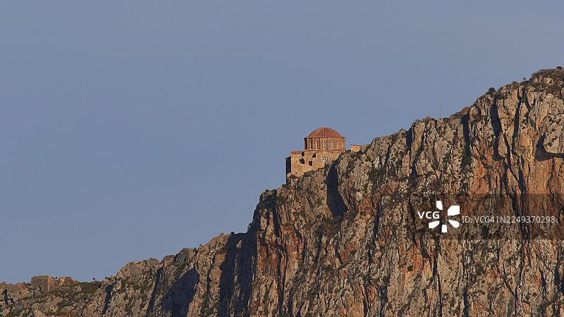 圣索菲亚东正教教堂,阳光下岩石山上的小教堂,莫奈姆瓦夏,莫奈姆瓦夏,马尔瓦西亚,拜占庭小镇,岩石岛,堡垒,拉科尼亚,伯罗奔尼撒,半岛,希腊图片素材